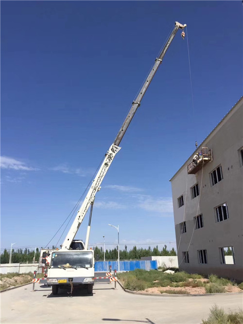 舞钢市“轻装强干”—— 吊车的 “轻量化臂架” 技术